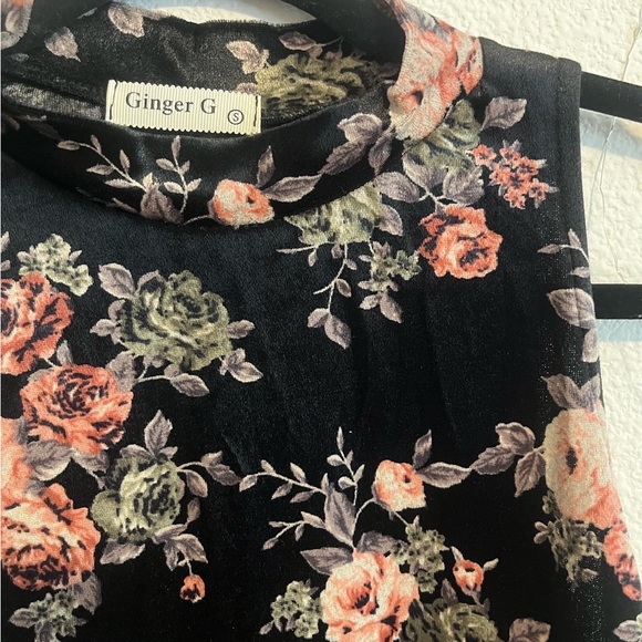 *Free Gift W Purchase* Vintage Ginger G velvet floral turtleneck tank. Size s - Picture 3 of 3